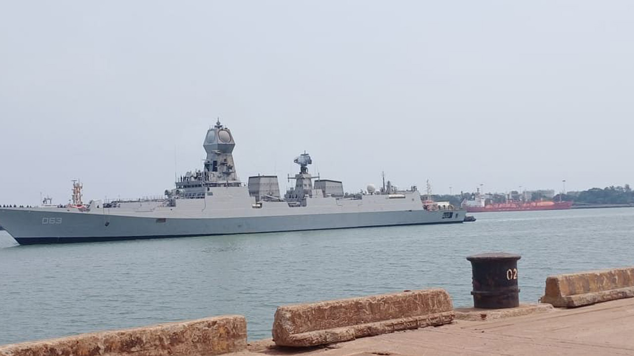 भारतीय नौसेना का जहाज खाड़ी देशों से मेडिकल उपकरण लेकर मुम्बई पहुंचा