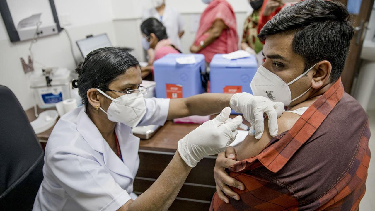 मुंबई में वैक्सीन की दोनों डोज ले चुके 7000 लोग फिर हुए संक्रमित