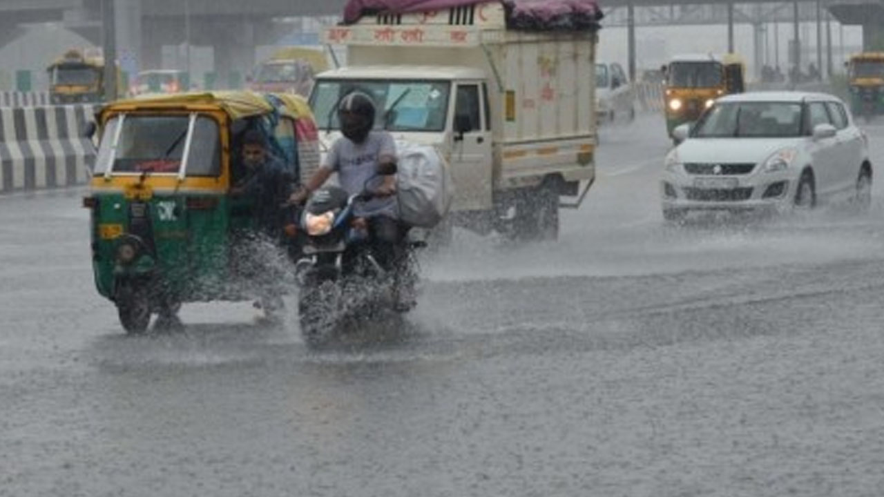 भारी बरसात के कारण दिल्ली में लोगों का हाल हुआ बेहाल