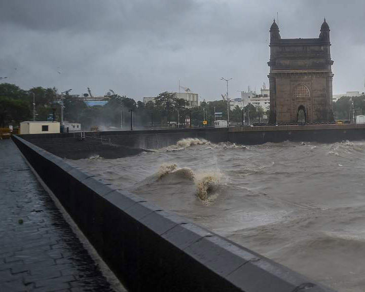 मुम्बई पर फिर मंडराया समुद्री तूफान का खतरा!