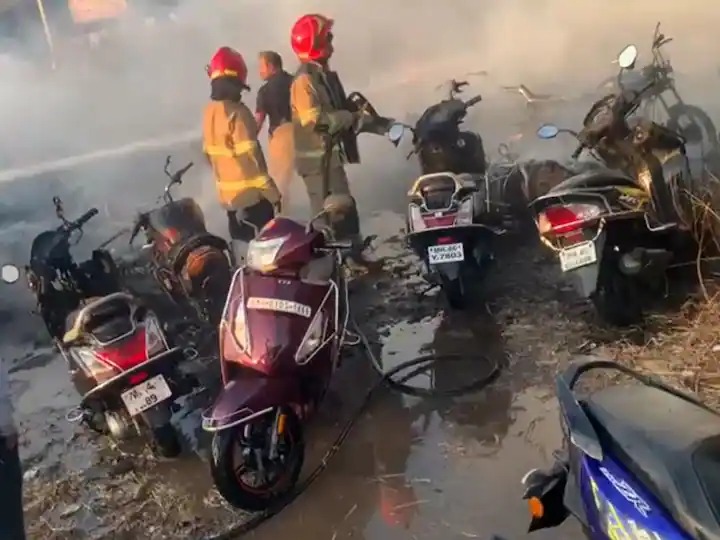 नवी मुंबई में रेलवे स्टेशन के पास लगी भीषण आग, पार्किंग में रखे 42 गाड़िया जलकर हुई ख़ाक