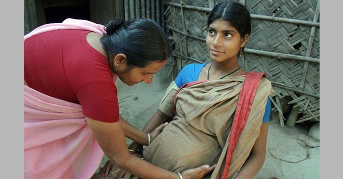 सूरत: महिला ने शौचालय में दिया बच्ची को जन्म, 108 टीम ने किया सराहनीय कार्य