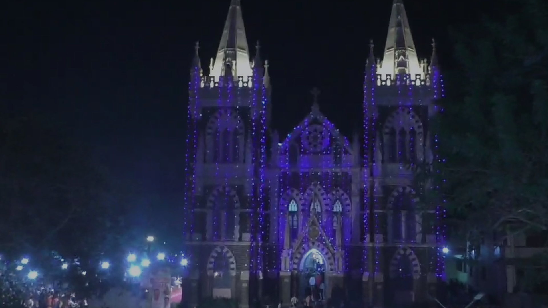 मुंबई के चर्च में दिखा क्रिसमस का जश्न