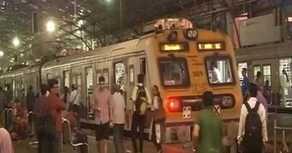 मुंब्रा रेलवे स्टेशन पर तीन लोगों ने एक व्यक्ति को लोकल ट्रेन से खींच कर बाहर निकाला, फिर मार डाला