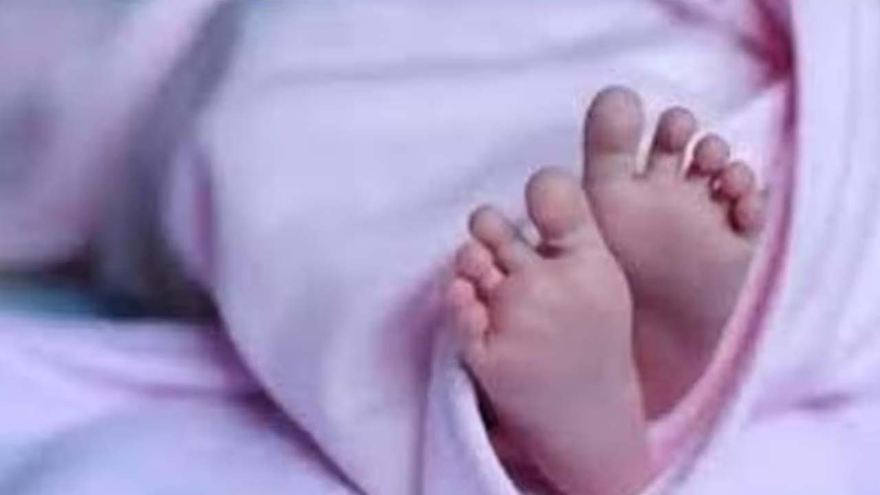 Pune Heartwrenching Incident मां की गोद में सो रहे 7 माह के बच्चे की...